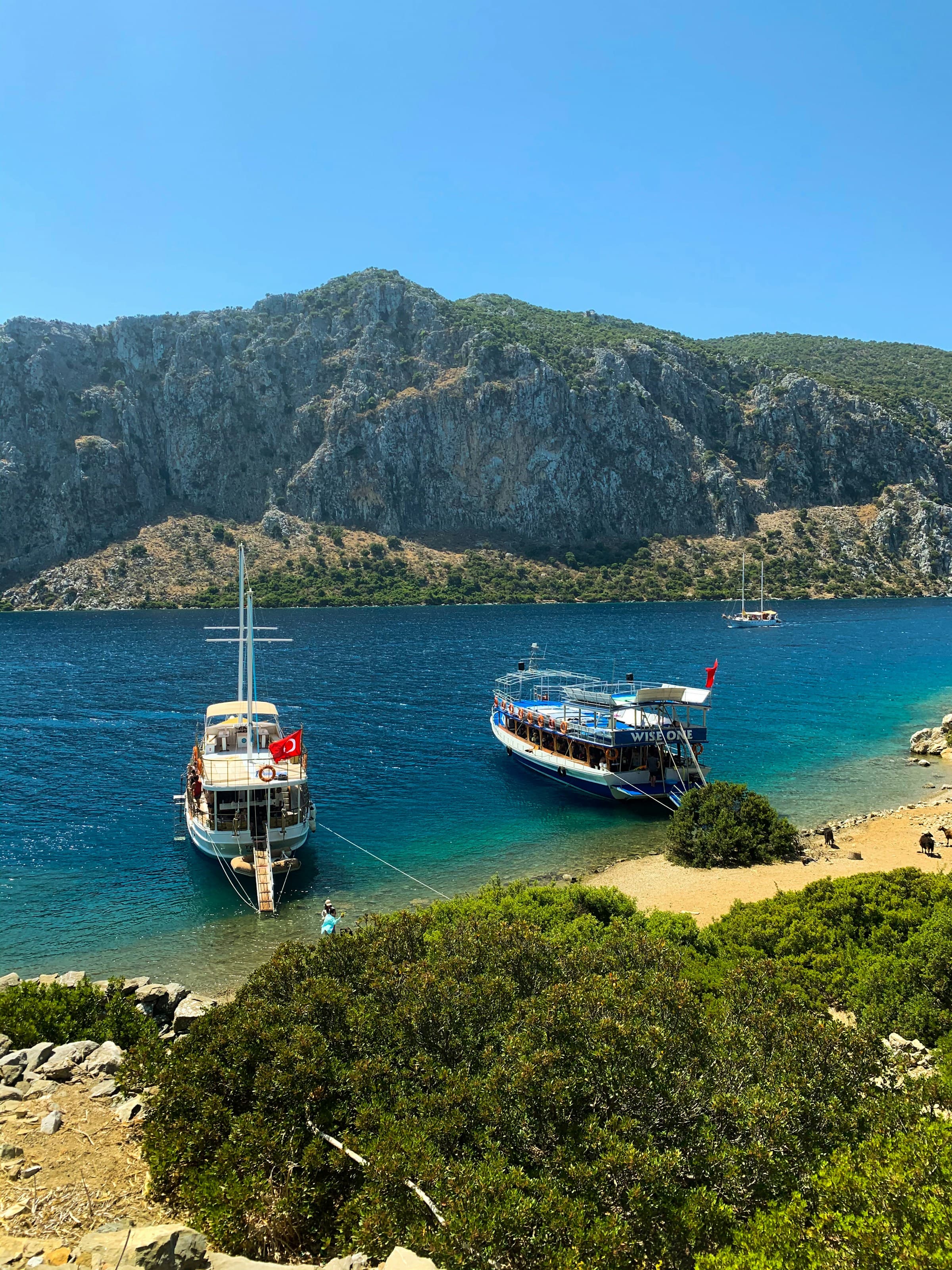 Ölüdeniz Tekne Turu mu 12 Adalar mı? Hangisi Daha İyi?