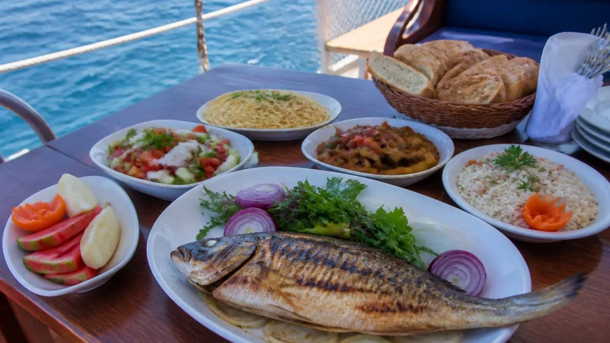 Fethiye Tekne Turunda Yenilecek En İyi Yemekler